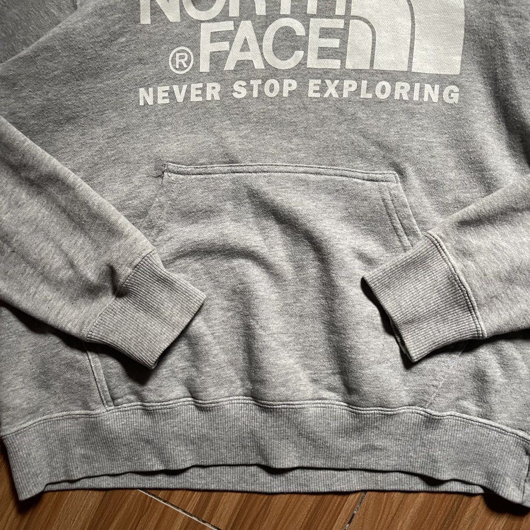 The North Face Light Gray Pull Over Hoodie (Category: Coats, Jackets and Outerwear) located in General Mariano Alvarez. Submitted by 4117_thriftnthrive (Listing ID 1470351996, Image 3). Description: In good condition No flaws, need wash only Size: S-M Measurements Width: 20” Length: 24.5” .