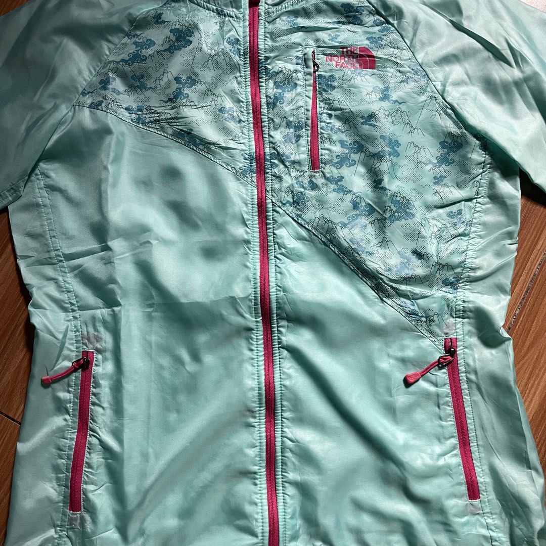 The North Face Lightweight Windbreaker Jacket (Category: Coats, Jackets and Outerwear) located in General Mariano Alvarez. Submitted by 4117_thriftnthrive (Listing ID 1470352142, Image 3). Description: In excellent condition Stain on sleeve, check last pic for issue Size: S Measurements Width: 19” Length: 24”.