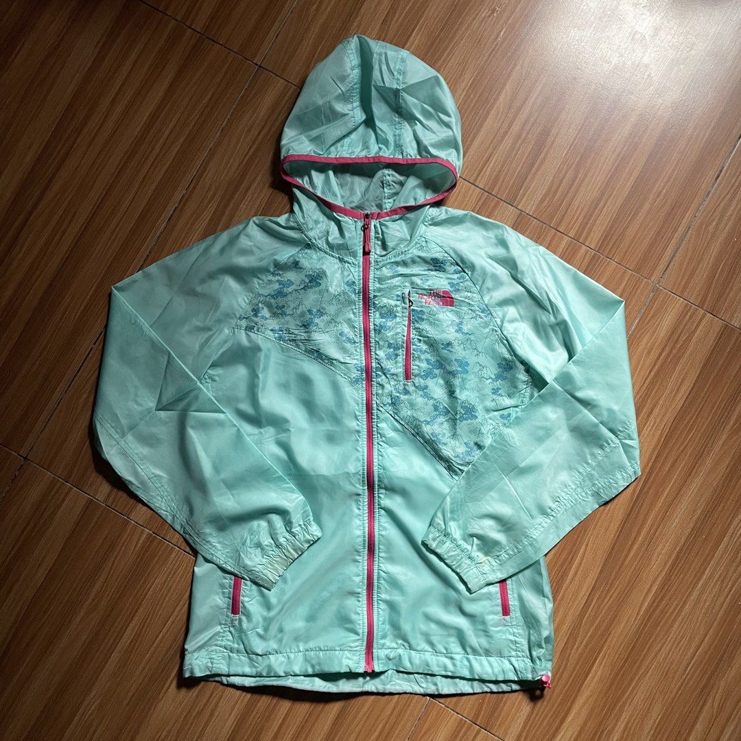 The North Face Lightweight Windbreaker Jacket (Category: Coats, Jackets and Outerwear) located in General Mariano Alvarez. Submitted by 4117_thriftnthrive (Listing ID 1470352142, Image 1). Description: In excellent condition Stain on sleeve, check last pic for issue Size: S Measurements Width: 19” Length: 24”.