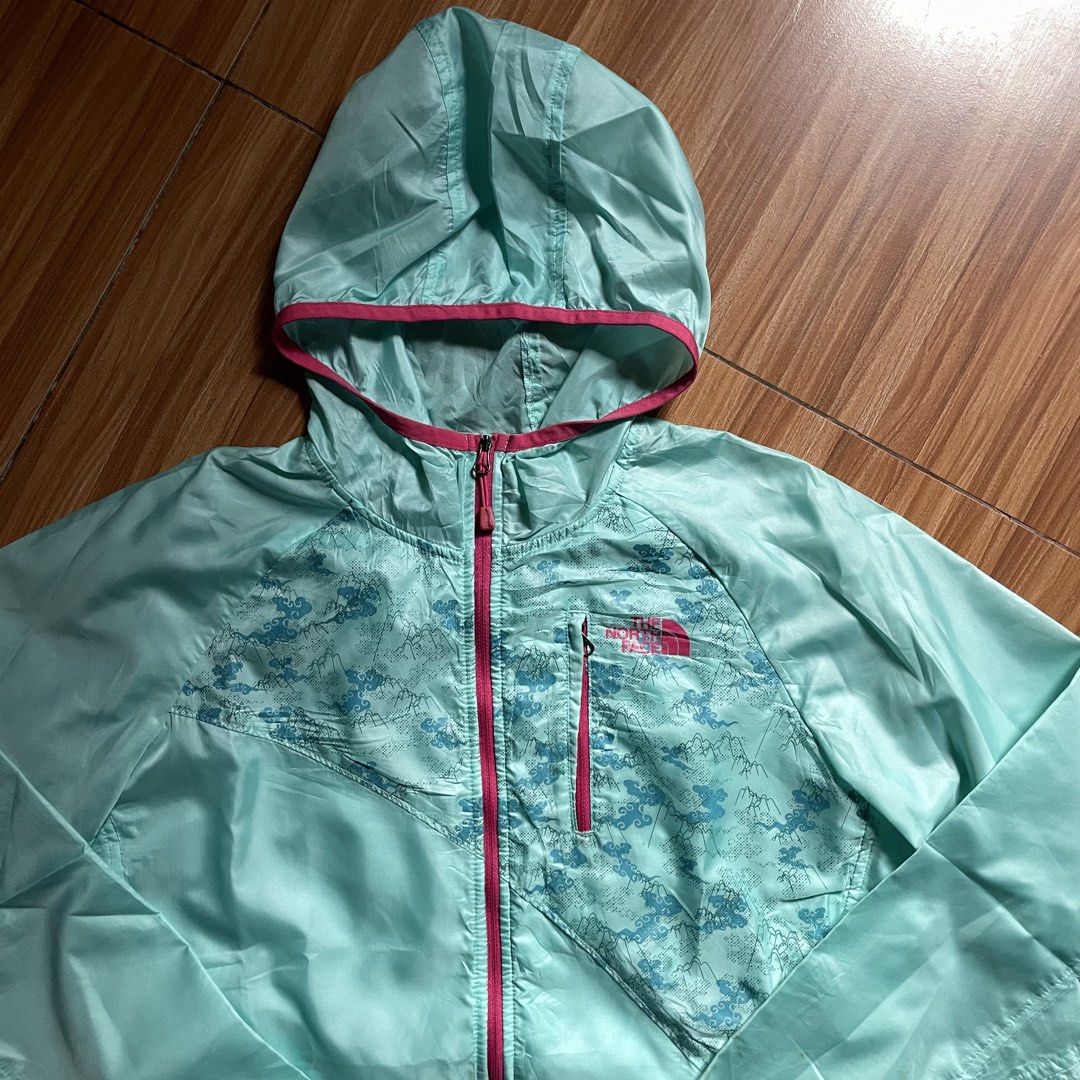 The North Face Lightweight Windbreaker Jacket (Category: Coats, Jackets and Outerwear) located in General Mariano Alvarez. Submitted by 4117_thriftnthrive (Listing ID 1470352142, Image 2). Description: In excellent condition Stain on sleeve, check last pic for issue Size: S Measurements Width: 19” Length: 24”.