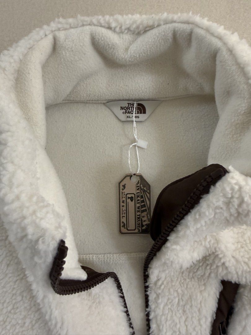 THE NORTH FACE SHERPA (Category: Coats, Jackets and Outerwear) located in Manila. Submitted by badwillcurated (Listing ID 1470370558, Image 2). Description: THE NORTH FACE White label rimo fleece jacket XL on tag – 23.5W 27L 9.8/10 Issue: faded sleeve print.