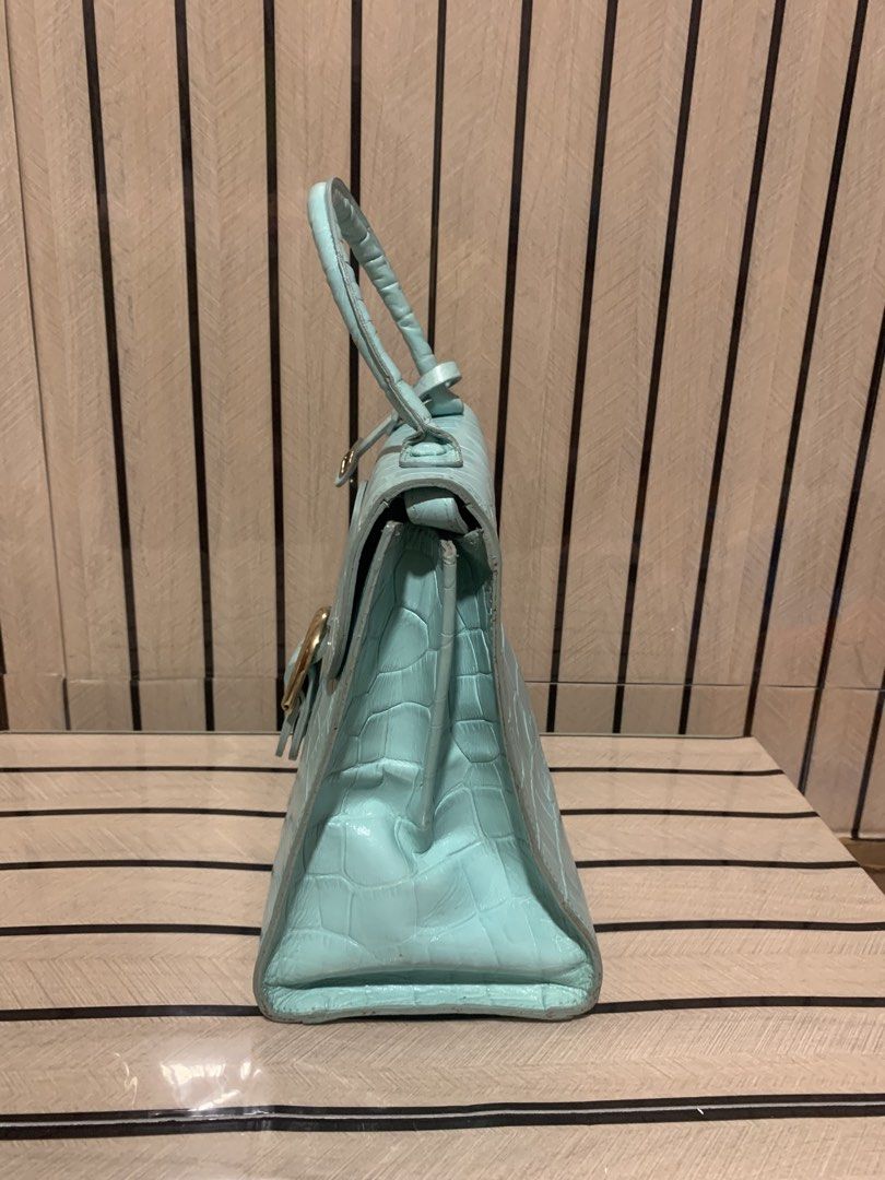 The Van ( Delvaux Ceci Style) (Category: Cross-body Bags) located in San Fernando. Submitted by preluxuria_online_shop (Listing ID 1470382472, Image 3). Description: .