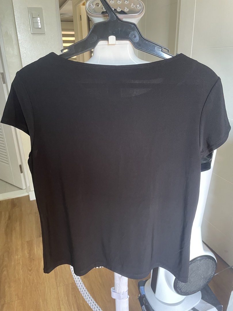 Third Culture by So-En Black Blouse Size L (Category: Blouses) located in Taguig. Submitted by declutteringmom314 (Listing ID 1470353089, Image 2). Description: - Brand: Third Culture by So-En - Size: Large - Color/Design: Black with striking black & white geometric front panel - Style: Short-sleeve, round neckline, pullover, lightweight - Condition: Great addition to casual daily outfits - Mode of Payment: GCash, BPI, or COD available - Shipping