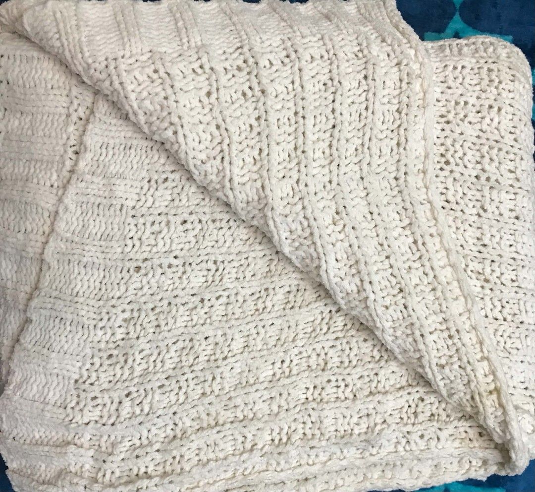 Threshold White Knitted Throw Blanket (Category: Bedding & Towels) located in Imus. Submitted by stop_shop7 (Listing ID 1470362586, Image 2). Description: - Brand: Threshold - Color: Classic White - Material: Super soft polyester with textured vertical rib pattern - Condition: Brand new with tag attached, clean and ready to use - Care: Machine washable - Perfect for: Draping over couches, beds, or armchairs for extra coziness -Need wash.