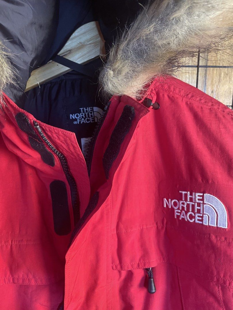 TNF puffer jacket (Category: Coats, Jackets and Outerwear) located in Pateros City. Submitted by toogood.mnl (Listing ID 1470524620, Image 3). Description: TNF puffer jacket with puffer W-28 L33 No issue Excellent condition .
