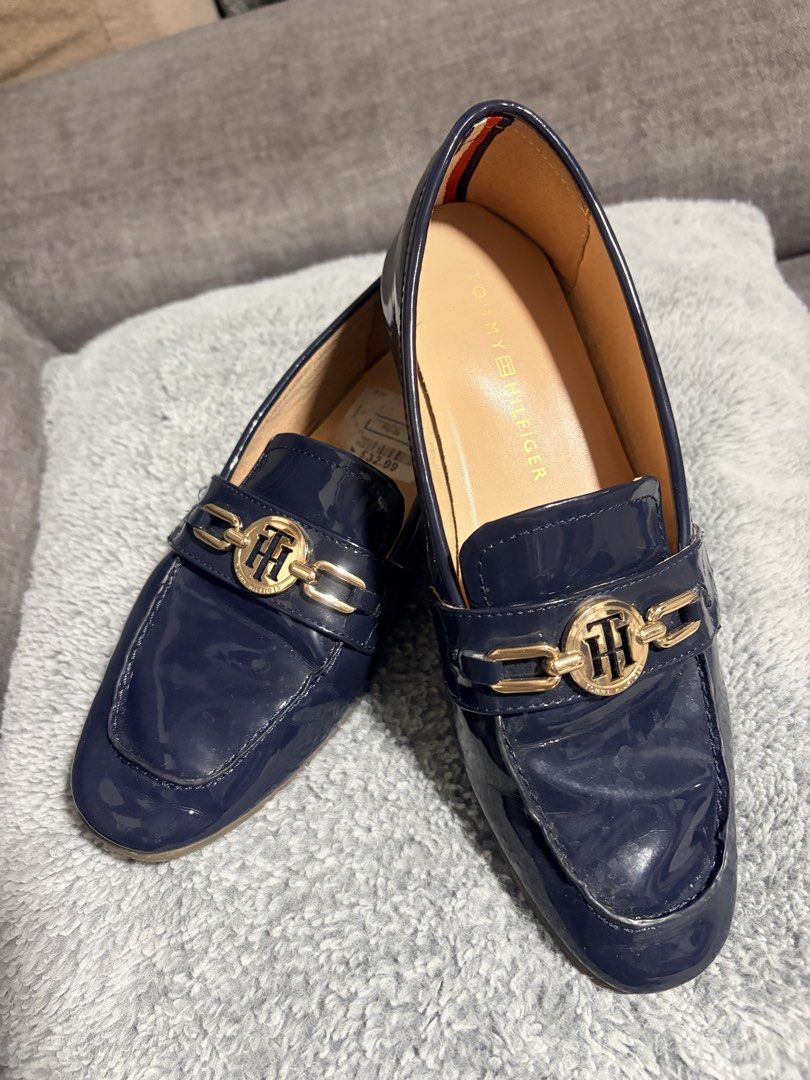 Tommy Hilfiger Loafers (Category: Loafers) located in Manila. Submitted by louisena28 (Listing ID 1470555285, Image 2). Description: FOR SALE! 👞✨ TOMMY HILFIGER LOAFERS 💙 Classic Navy Blue ✨ Gold-tone logo hardware 📏 Size: US 6½ 👞 Elegant and stylish design — perfect for casual or semi-formal outfits! 📌 Condition: Pre-loved; please see photos for actual condition and signs of use. 💰 Price: ₱1100 📍 Location: Manila 📩 Message me for inquiri