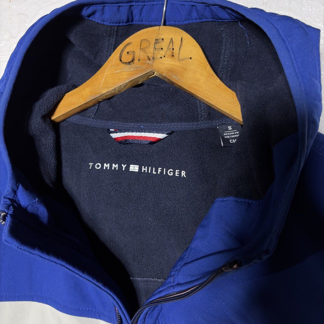 Tommy Hilfiger Water & Wind Resistant Softshell Hooded Jacket (Category: Coats, Jackets and Outerwear) located in Palompon. Submitted by paulrojas13 (Listing ID 1470545479, Image 3). Description: Size: Small on tag Dimensions: 21 x 26 Condition: As New Color Rate: 9.9/10 Issue: None .