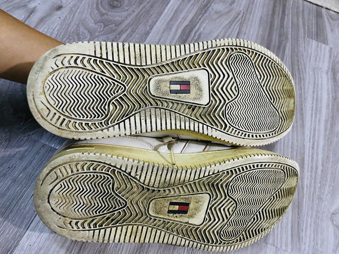 Tommy Jeans white leather sneakers (Category: Shoe inserts & accessories) located in Caloocan City. Submitted by lovemyclothes21 (Listing ID 1470455910, Image 3). Description: Size 9 Issue yellow sole Need wash.