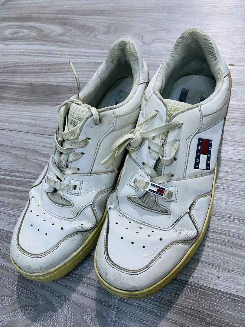 Tommy Jeans white leather sneakers (Category: Shoe inserts & accessories) located in Caloocan City. Submitted by lovemyclothes21 (Listing ID 1470455910, Image 1). Description: Size 9 Issue yellow sole Need wash.