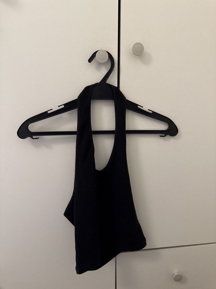 TOPSHOP black halter top (Category: Sleeveless) located in Pasig City. Submitted by hotstuff__ (Listing ID 1470428341, Image 1). Description: .