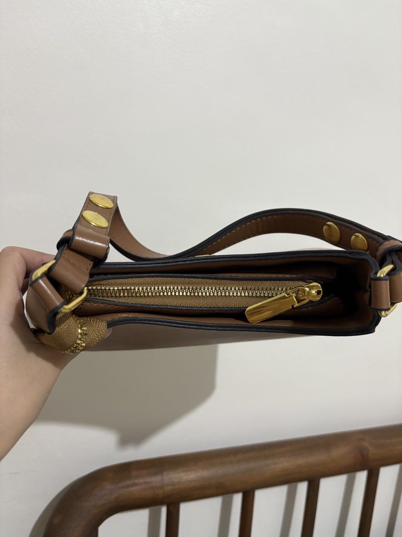 Tory Burch Bag (Category: Shoulder Bags) located in Marilao. Submitted by lovely.loot (Listing ID 1470394697, Image 3). Description: .