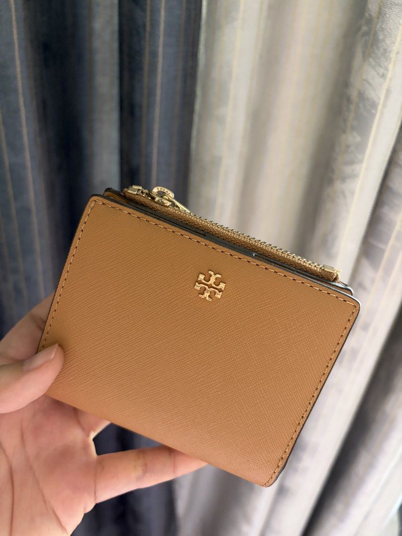 Tory Burch bifold wallet (Category: Wallets & Card Holders) located in Quezon City. Submitted by jocelyn__18 (Listing ID 1470390091, Image 1). Description: Authenticity not guaranteed. Bought online.
