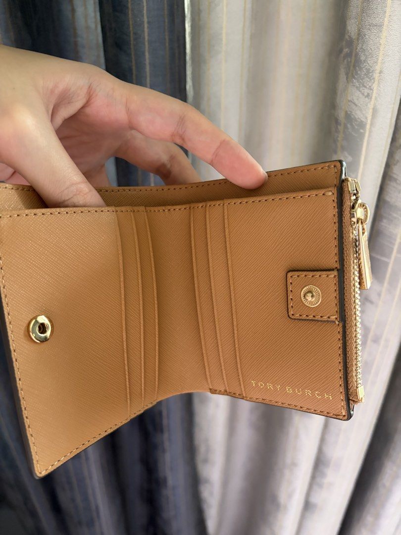 Tory Burch bifold wallet (Category: Wallets & Card Holders) located in Quezon City. Submitted by jocelyn__18 (Listing ID 1470390091, Image 2). Description: Authenticity not guaranteed. Bought online.