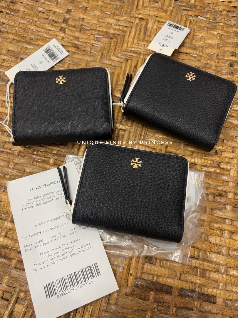 tory burch emerson saffiano leather wallet (Category: Wallets & Card holders) located in Cavite. Submitted by mylittlechicshop (Listing ID 1470478149, Image 2). Description: Tory B Emerson Saffiano Leather Wallet ✅Last pc available ❌2 sold • Color: Black (with signature gold-tone hardware) • Material: Saffiano Leather (highly durable, scratch-resistant, and easy to clean) • Approximate Dimensions: 4.5" W x 3.75" H x 1" D (approx. 11.5 cm x 9.5 cm