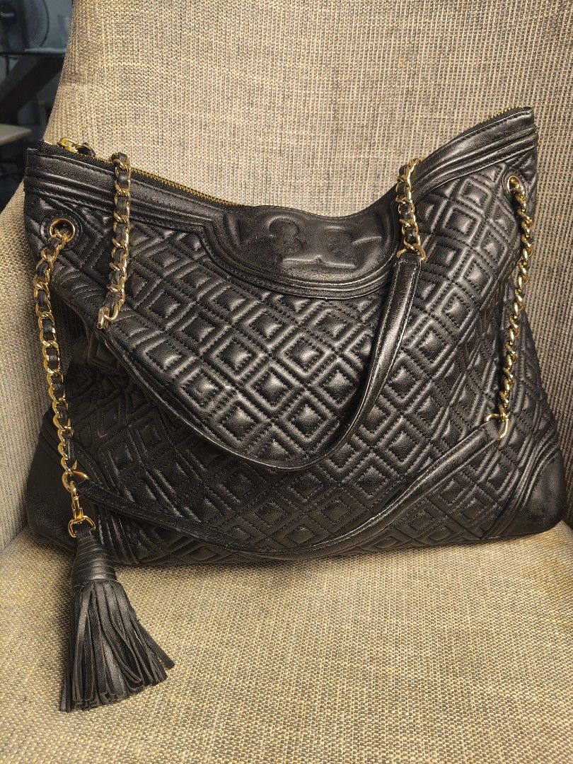 Tory burch Hobo Bag (Category: Luxury Bags & Wallets) located in Mabalacat. Submitted by chiccharmbymitch (Listing ID 1470466459, Image 2). Description: .