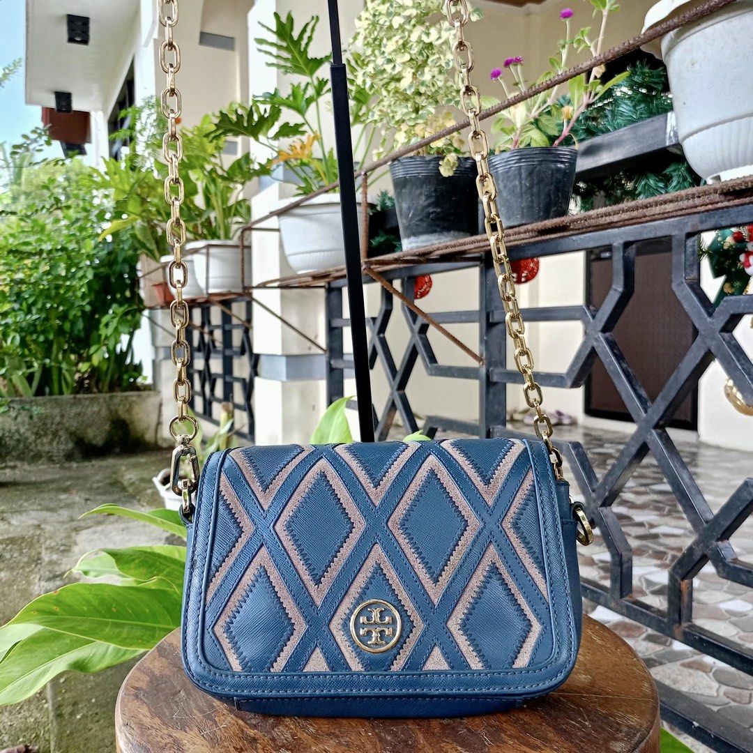 Tory Burch Robinson Patchwork buy 1 take 1 (Category: Cross-body Bags) located in Barugo. Submitted by green.trendsetter (Listing ID 1470555136, Image 2). Description: PRELOVED MEANS PRELOVED. Each piece has been previously loved and may naturally have signs of use such as creasing, scratches, stains, discoloration, or other imperfections. Kindly manage your expectations accordingly. •We kindly ask for no fussy buyers. • Photos of bag’s details a