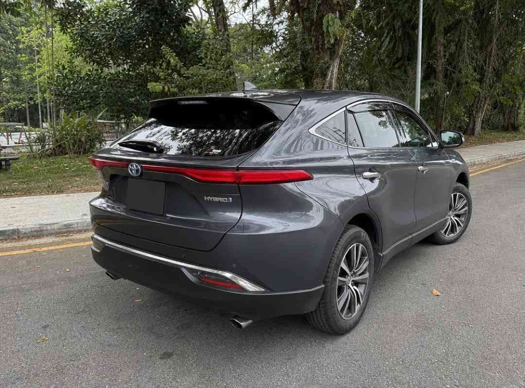 Toyota Harrier Hybrid 2.5 Premium (A) (Category: Used Cars) located in Singapore. Submitted by carousell_certified_partners (Listing ID 1470515181, Image 3). Description: Fully Agent Maintained Since Day 1! 5 Years + 2 Years Extend Warranty! Extended Warranty till 2028! All Trade In Welcome! Call Our Sales Person To Know More Info Or Book An Appointment For Viewing! Features: 2.5L Hybrid engine, 214bhp, e-CVT(A), cruise control, keyless entry, ve
