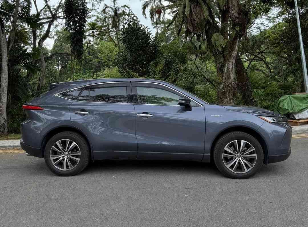 Toyota Harrier Hybrid 2.5 Premium (A) (Category: Used Cars) located in Singapore. Submitted by carousell_certified_partners (Listing ID 1470515181, Image 2). Description: Fully Agent Maintained Since Day 1! 5 Years + 2 Years Extend Warranty! Extended Warranty till 2028! All Trade In Welcome! Call Our Sales Person To Know More Info Or Book An Appointment For Viewing! Features: 2.5L Hybrid engine, 214bhp, e-CVT(A), cruise control, keyless entry, ve