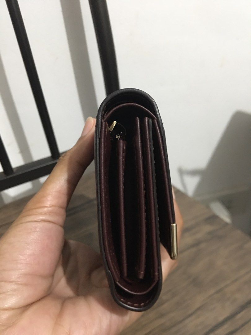 Trifold wallet/Burgundy/Genuine Leather (Category: Wallets & Card Holders) located in Morong. Submitted by vastcat.b247ee680 (Listing ID 1470475873, Image 3). Description: Item is preloved from Korea Like new condition No Issues .