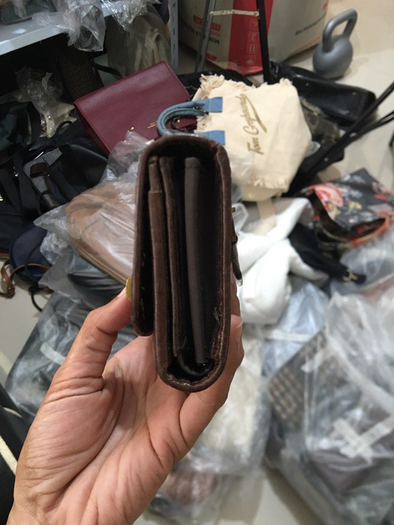 Trifold wallet/Original Fossil/Vintage (Category: Wallets & Card holders) located in Morong. Submitted by vastcat.b247ee680 (Listing ID 1470456576, Image 2). Description: Item is preloved No issues Vintage wallet From Korea Original Fossil Bago po na na stuck lang.