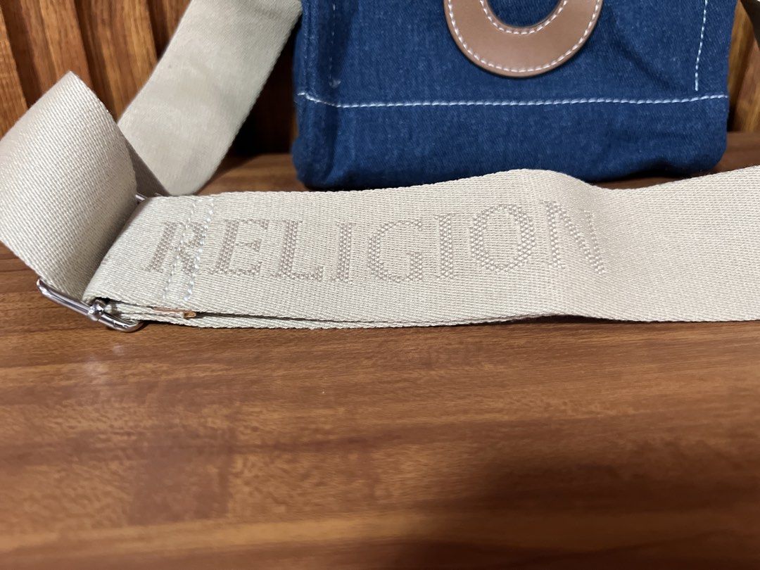 True Religion 2WAY bag (Category: Cross-body Bags) located in Cabanatuan. Submitted by hellorhea (Listing ID 1470435308, Image 2). Description: Brand new fresh from the US with tags. Removable strap. 2WAY bag, hand bag and crossbody.