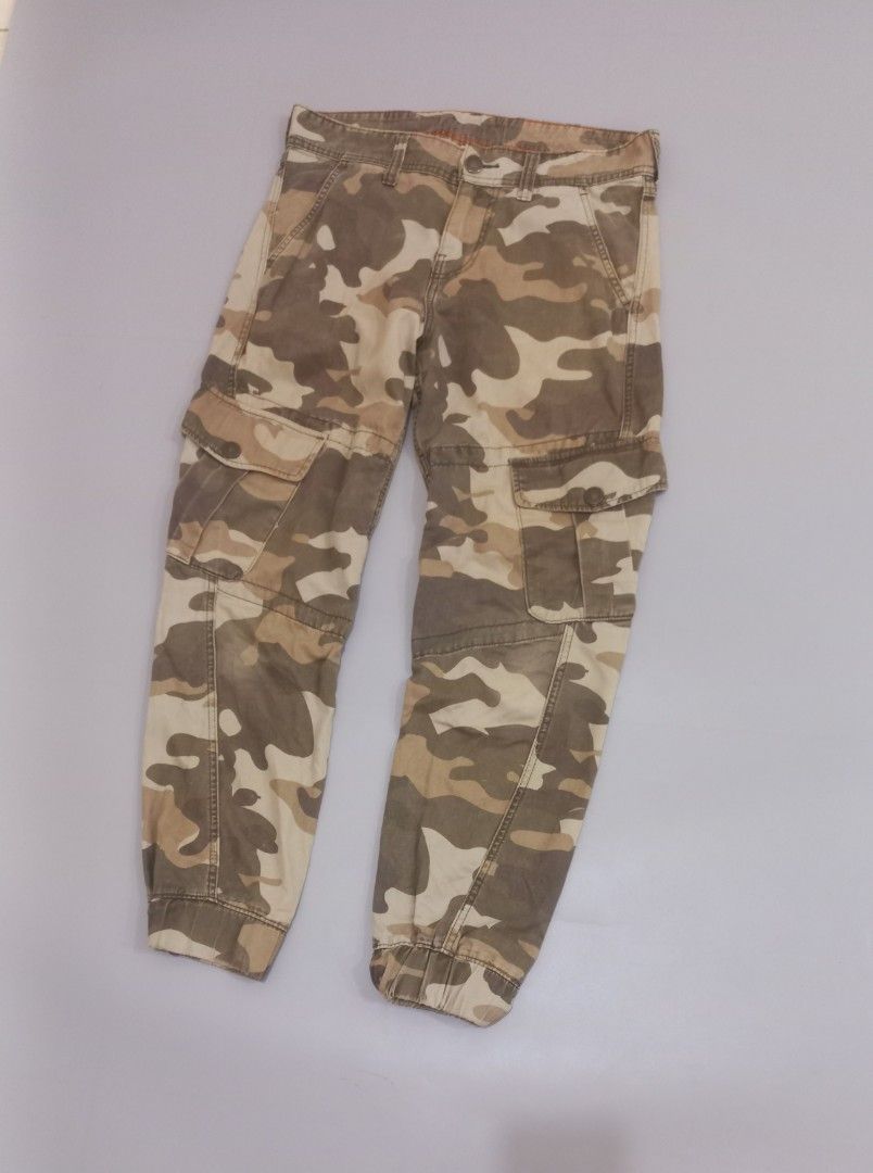 True Religion Camo Cargo Jogger Pants (Category: Joggers) located in Cebu City. Submitted by MrLiks_123 (Listing ID 1470496137, Image 2). Description: True Religion Men's Non Denim Camo joggers Cargo pants Size 33 ' 34 actual size Size 30 on tag Length 39½ Excellent condition Cebu Location Dm🙇.