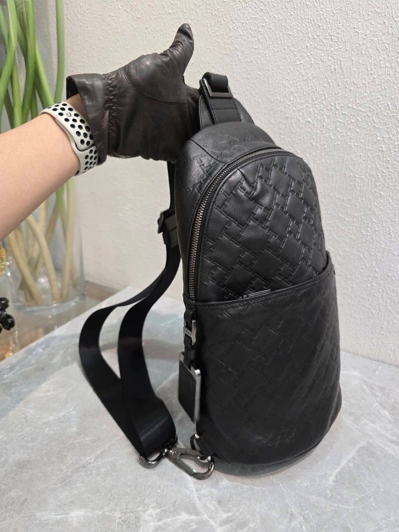 Tumi Ticon Body Bag Authentic💯💯 (Category: Sling Bags) located in Davao. Submitted by SecondhandItems97 (Listing ID 1470458089, Image 3). Description: Small to Medium size Includes generic dustbag.