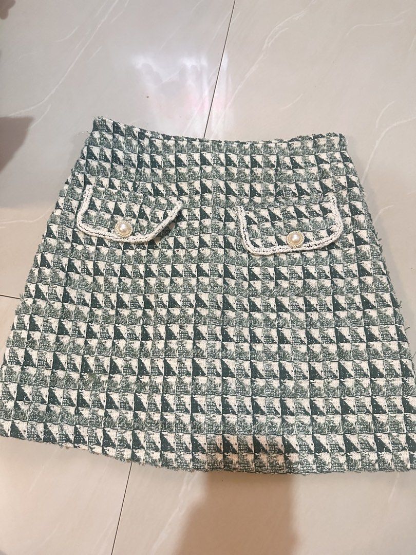 Tweed mini skirts (Category: Skirts) located in Tandag. Submitted by kawaiispreloved (Listing ID 1470372121, Image 2). Description: With inner shorts except sa black Size 25-26 Take all 700.