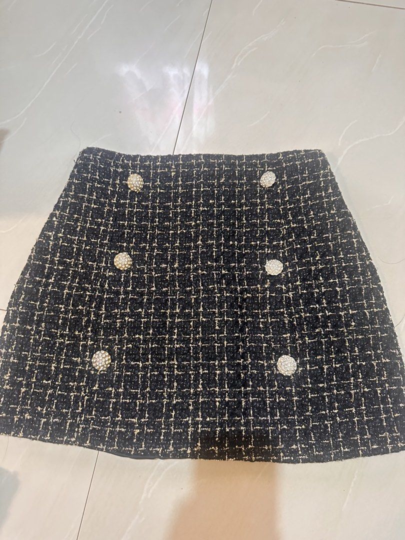 Tweed mini skirts (Category: Skirts) located in Tandag. Submitted by kawaiispreloved (Listing ID 1470372121, Image 3). Description: With inner shorts except sa black Size 25-26 Take all 700.