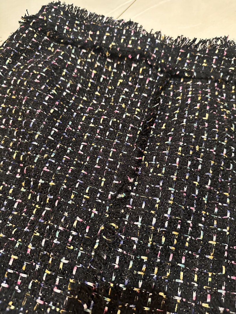 Tweed skirt knee level (Category: Skirts) located in Tandag. Submitted by kawaiispreloved (Listing ID 1470372851, Image 2). Description: Size 26-27.