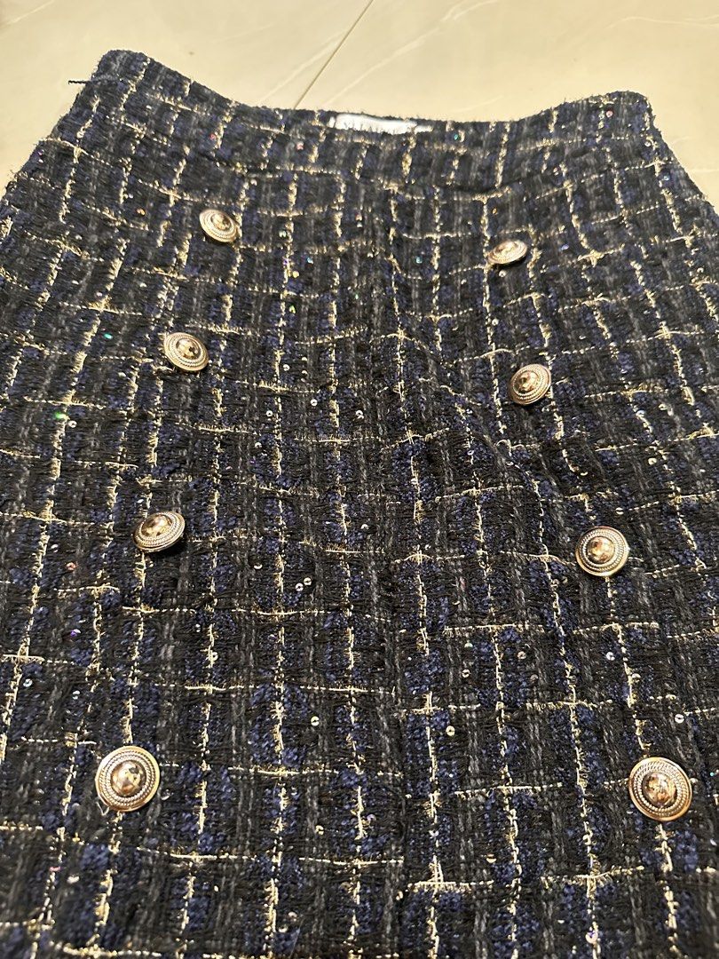 Tweed skirt navy blue (Category: Skirts) located in Tandag. Submitted by kawaiispreloved (Listing ID 1470372614, Image 2). Description: With slit sa center front Size 26-28.