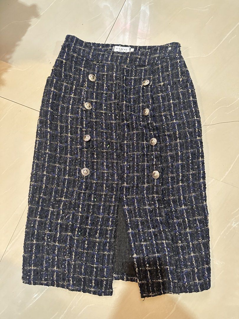 Tweed skirt navy blue (Category: Skirts) located in Tandag. Submitted by kawaiispreloved (Listing ID 1470372614, Image 1). Description: With slit sa center front Size 26-28.