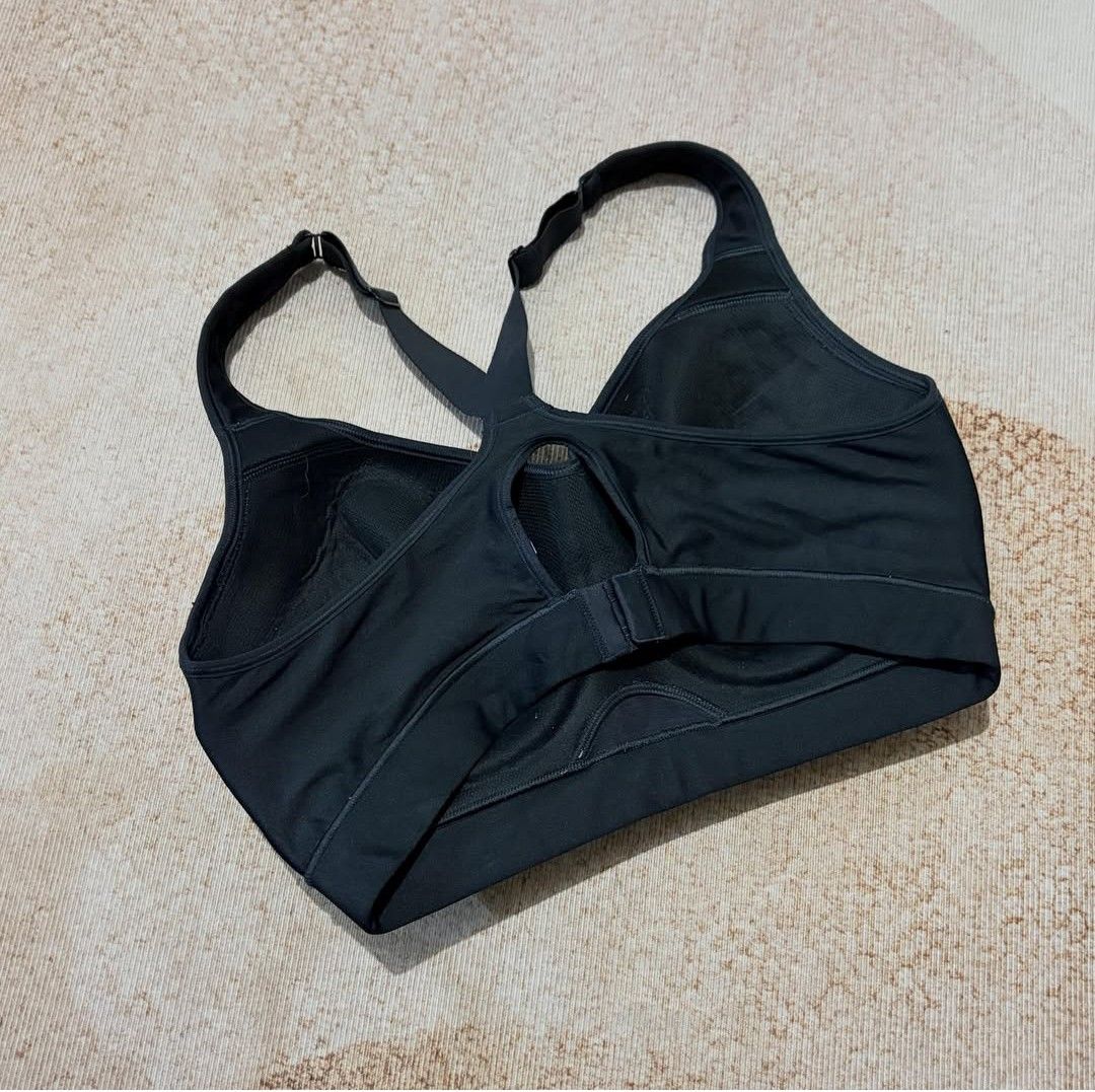 Under armour (Category: Activewear) located in Manila. Submitted by justin.jeyeneyshop (Listing ID 1470364776, Image 2). Description: cup D/E.