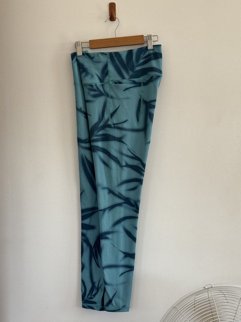 Under Armour Fitted Leggings Teal Leaf Pattern Size L (Category: Activewear) located in Rizal. Submitted by mharieshine (Listing ID 1470413534, Image 1). Description: - Brand: Under Armour - Size: LG/G/G - Color/Pattern: Teal with dark blue leaf print - Fit: Fitted style, comfortable for workouts or casual wear - Condition: Clean, tags printed inside waistband - Origin: Made in Jordan.