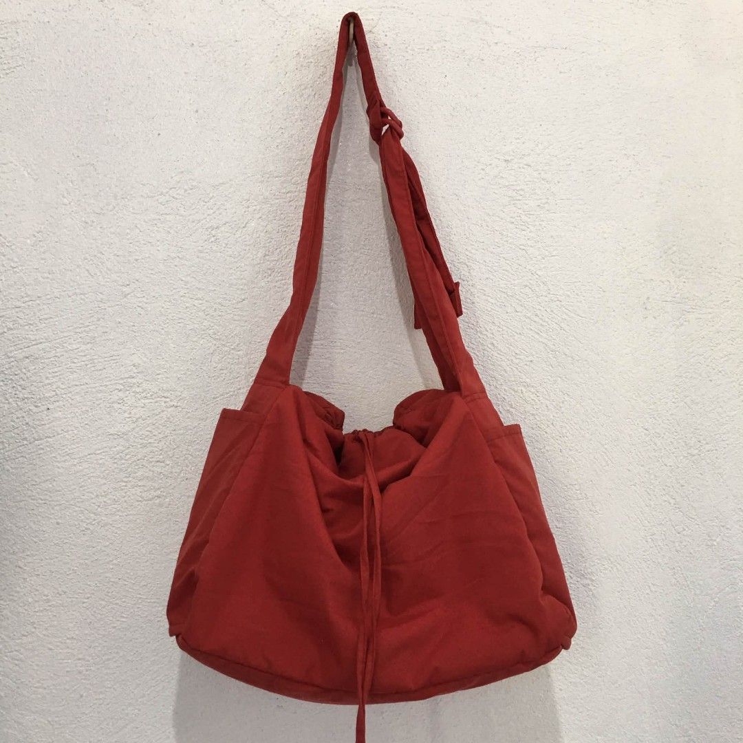 uniqlo 2way puffer bag (Category: Cross-body Bags) located in Subic. Submitted by ayvee.ph (Listing ID 1470352724, Image 2). Description: Uniqlo puffer bag Perfect for travel Very spacious as in Adjustable strap Very magaan lng Color: Red Rfs: Di nagamit Price: 580 📍Olongapo / Subic 🚛Reg J&T door to door del.