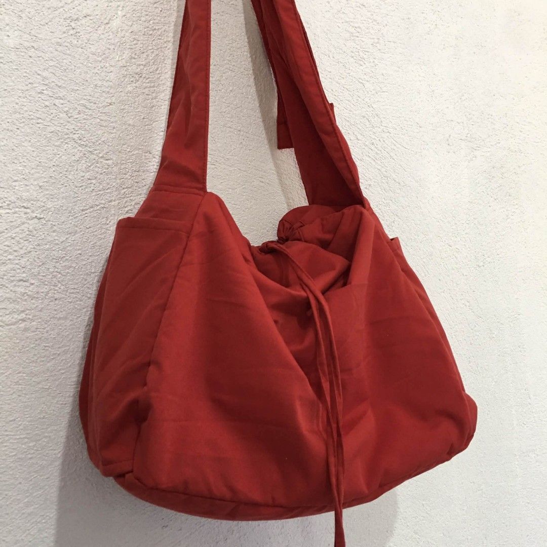 uniqlo 2way puffer bag (Category: Cross-body Bags) located in Subic. Submitted by ayvee.ph (Listing ID 1470352724, Image 3). Description: Uniqlo puffer bag Perfect for travel Very spacious as in Adjustable strap Very magaan lng Color: Red Rfs: Di nagamit Price: 580 📍Olongapo / Subic 🚛Reg J&T door to door del.