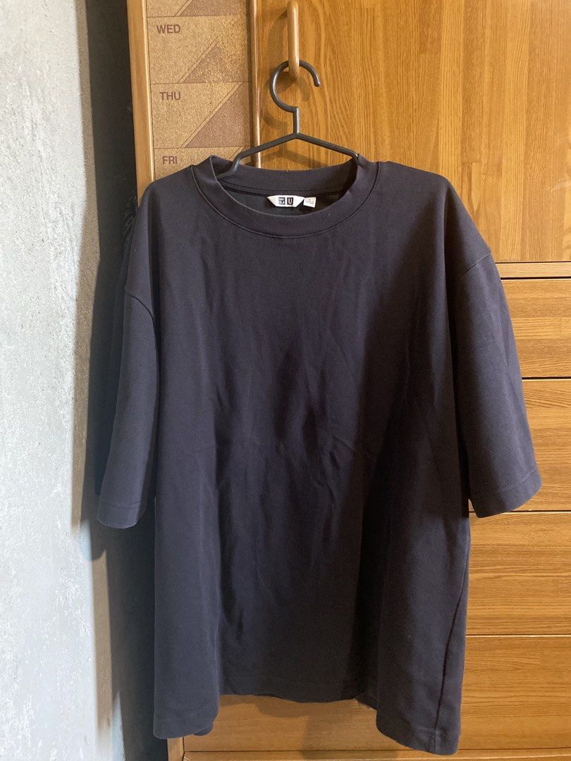 Uniqlo Airism Black (Category: Tshirts & Polo Shirts ) located in Manila. Submitted by dustindustin (Listing ID 1470391169, Image 1). Description: Size L Condition: 9/10 Pick up or Lalamove only 📍Rincon Valenzuela City.