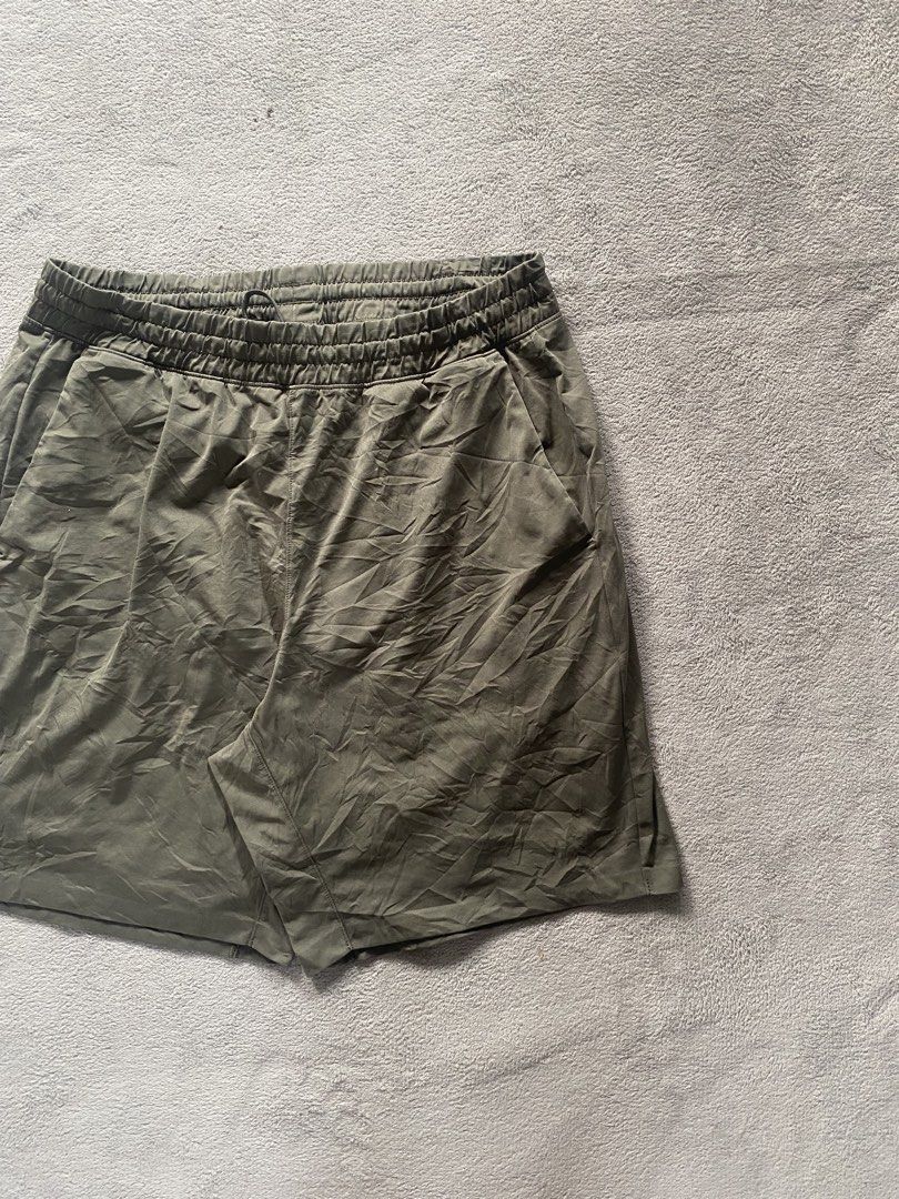 Uniqlo Airism Short (Category: Shorts) located in Ozamiz City. Submitted by thriftnikael (Listing ID 1470516668, Image 2). Description: waist: 31 ( 26-34 ) length: 18.5 thigh: 14 hem: 12 Color rate: 10/10 Condition: 10/10 Issue: na.