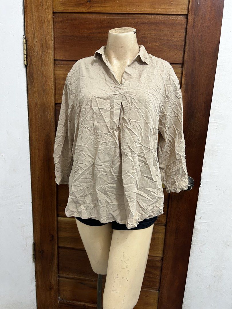 Uniqlo Beige Blouse XL (Category: Blouses) located in Valencia. Submitted by crizzagella20 (Listing ID 1470545802, Image 1). Description: - Brand/Model: Uniqlo Button-Down Blouse - Color: Classic Beige - Size: XL (Relaxed Fit) - Material: 76% Rayon, 24% Polyester (Lightweight & Comfortable) - Features: Collared neckline, long sleeves - Versatility: Perfect for office wear or casual outings, easy to pair with pants or skirts.