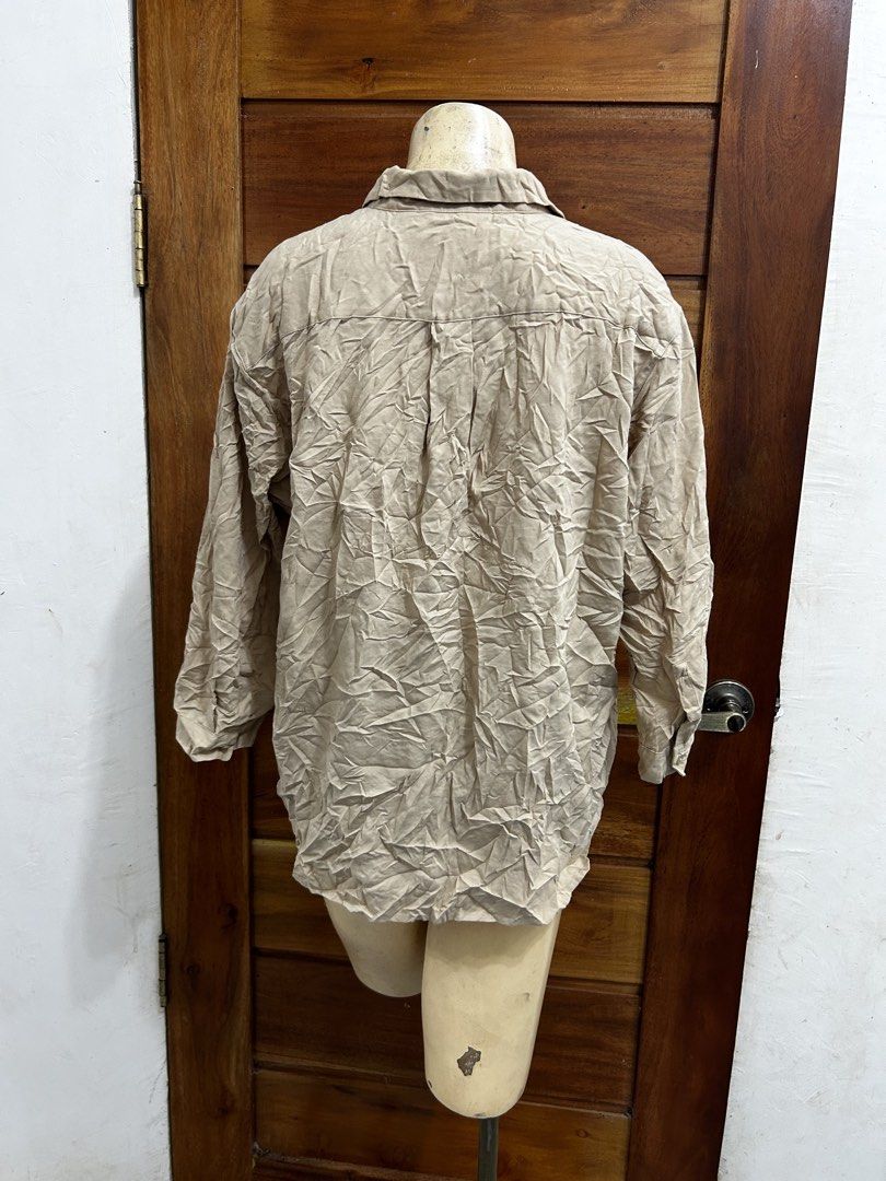 Uniqlo Beige Blouse XL (Category: Blouses) located in Valencia. Submitted by crizzagella20 (Listing ID 1470545802, Image 3). Description: - Brand/Model: Uniqlo Button-Down Blouse - Color: Classic Beige - Size: XL (Relaxed Fit) - Material: 76% Rayon, 24% Polyester (Lightweight & Comfortable) - Features: Collared neckline, long sleeves - Versatility: Perfect for office wear or casual outings, easy to pair with pants or skirts.