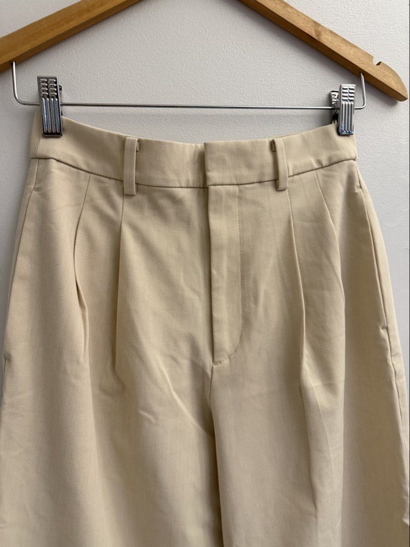 UNIQLO Beige Slacks Small (Category: Other Bottoms) located in Manila. Submitted by closetclearout.mnl (Listing ID 1470407942, Image 1). Description: small .