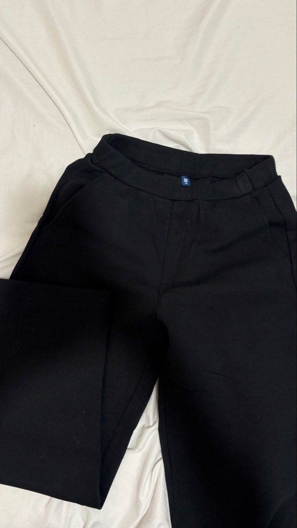 UNIQLO black barrel jogging pants (Category: Jeans) located in Taguig. Submitted by krizy_makeyl (Listing ID 1470407928, Image 1). Description: -GCASH only:> -buyer will book the LALAMOVE thanks!.