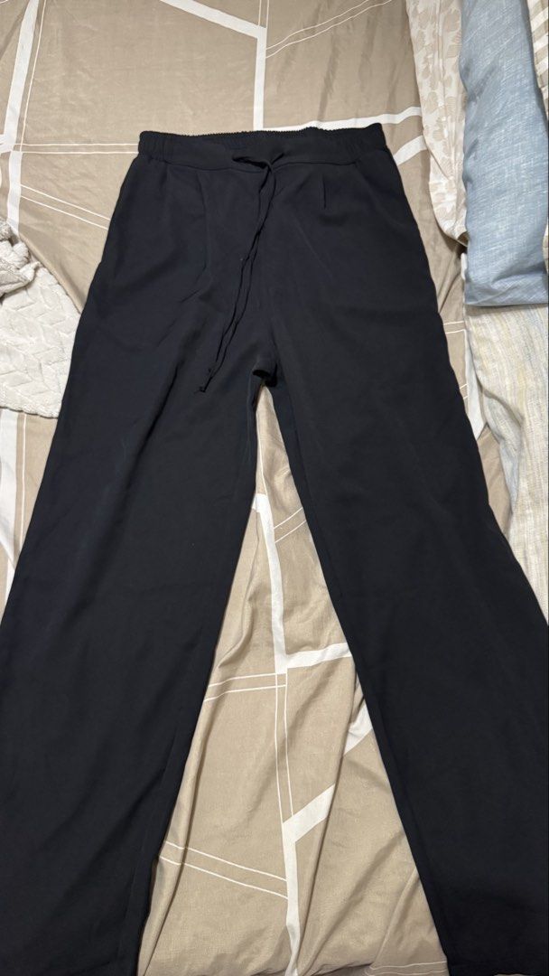 Uniqlo Black Jeans Size M (Category: Jeans) located in San Pedro. Submitted by abbbnnn (Listing ID 1470415092, Image 2). Description: - Brand: Uniqlo - Color: Black - Size: M (Waist: 63-69cm, Hip: 88-94cm) - Material: Cotton blend with a bit of spandex for comfortable stretch - Design: Classic five-pocket style with belt loops and button closure - Condition/Origin: Made in China, great for everyday casual wear and easy to style.