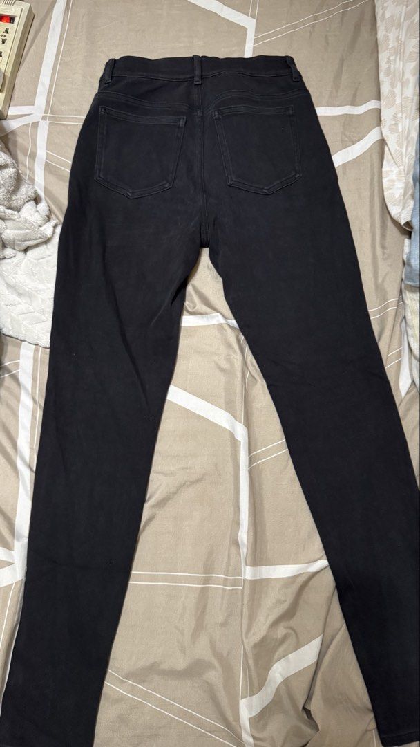 Uniqlo Black Jeans Size M (Category: Jeans) located in San Pedro. Submitted by abbbnnn (Listing ID 1470415092, Image 1). Description: - Brand: Uniqlo - Color: Black - Size: M (Waist: 63-69cm, Hip: 88-94cm) - Material: Cotton blend with a bit of spandex for comfortable stretch - Design: Classic five-pocket style with belt loops and button closure - Condition/Origin: Made in China, great for everyday casual wear and easy to style.