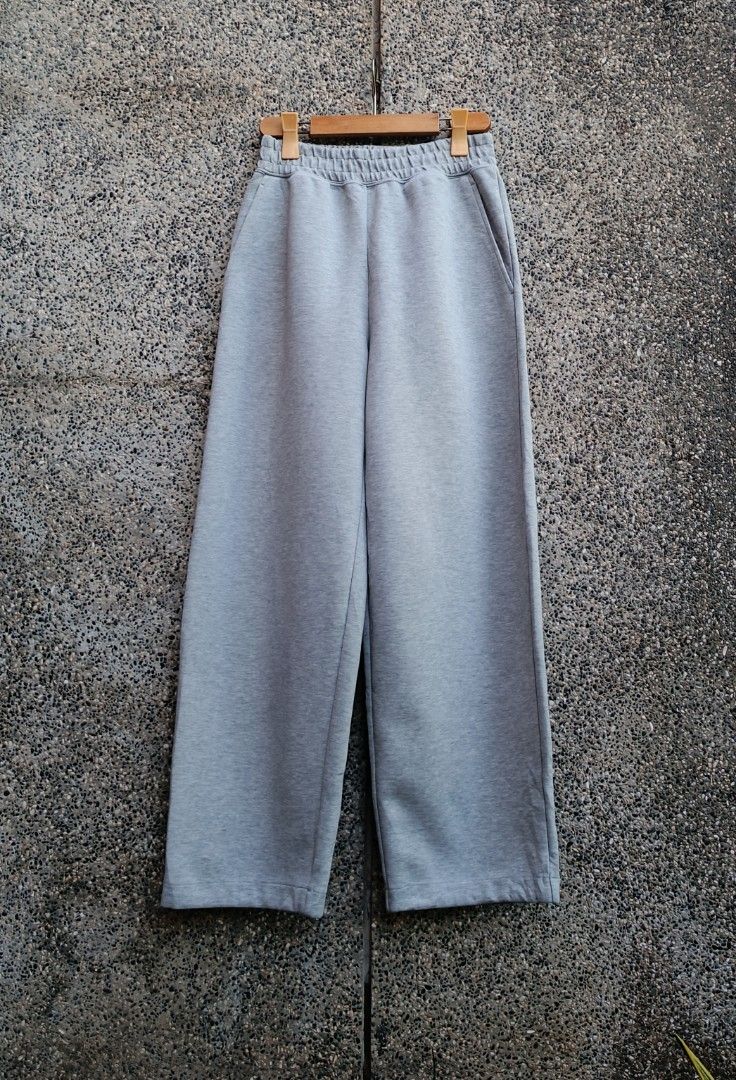 UNIQLO :C SWEAT WIDE PANTS (Category: Activewear) located in Davao. Submitted by st333tcartel (Listing ID 1470363734, Image 1). Description: Small Waist 25-30 Length 39.5 Leg opening 9 Issue:Slight dot stain at the back missing lace..