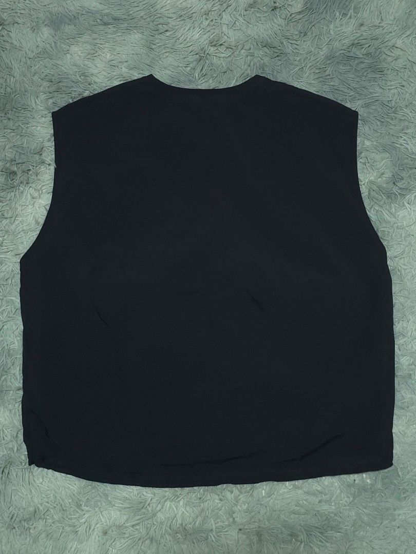 Uniqlo C Vest (Category: Coats, Jackets and Outerwear) located in Abulug. Submitted by humanwhosellthings (Listing ID 1470480827, Image 2). Description: UNIQLO C VEST ✅️Size: Medium ✅️Dimes: 21W x 24L ✅Condition: Excellent ✅Issue: None ✅Color Rate: 9.8/10.