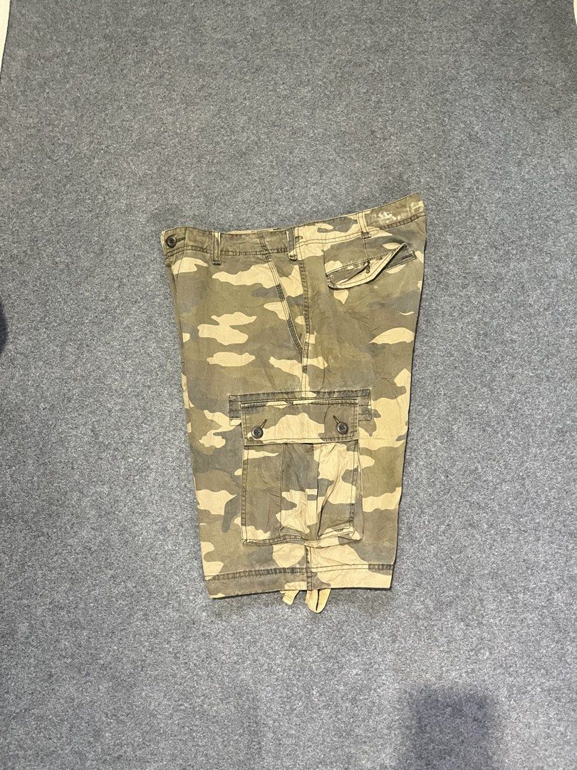 Uniqlo cargo camouflage short (Category: Shorts) located in Lapu Lapu. Submitted by jhonrener41426 (Listing ID 1470417736, Image 3). Description: Size 34 Length-22 Leg opening-12 Excellent condition Color rate 9.5/10 Authentic Issue none .