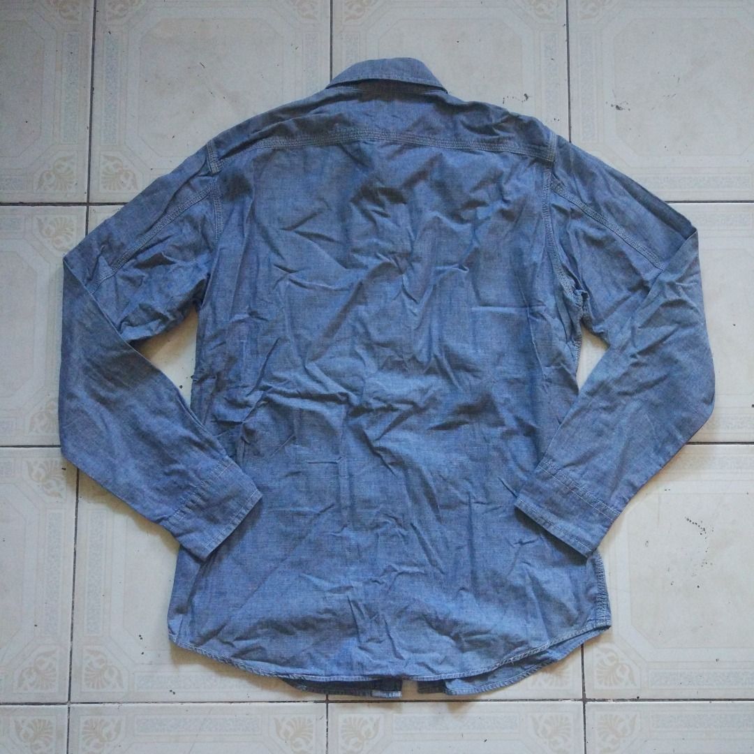 Uniqlo Chambray Longsleeve L (Category: Formal Shirts) located in Pasay City. Submitted by denimdude.ph (Listing ID 1470419294, Image 2). Description: fade at collar, last pic.