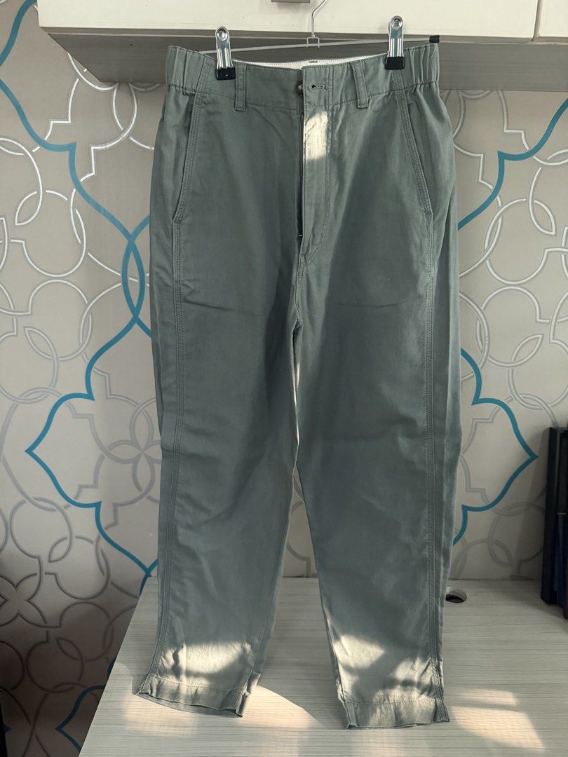 Uniqlo Cotton Linen Tapered Pants Size S (Category: Trousers) located in Calamba. Submitted by xnikkidg (Listing ID 1470449708, Image 1). Description: - Brand: Uniqlo - Color: Green - Material: Lightweight & breathable cotton-linen blend - Size: S (Fits waist 60-66 cm, hips 85-91 cm) - Waistband: Elastic at the back with front zipper and button closure - Features: Convenient deep front pockets - Condition/Style: Great for casual everyday wear on 