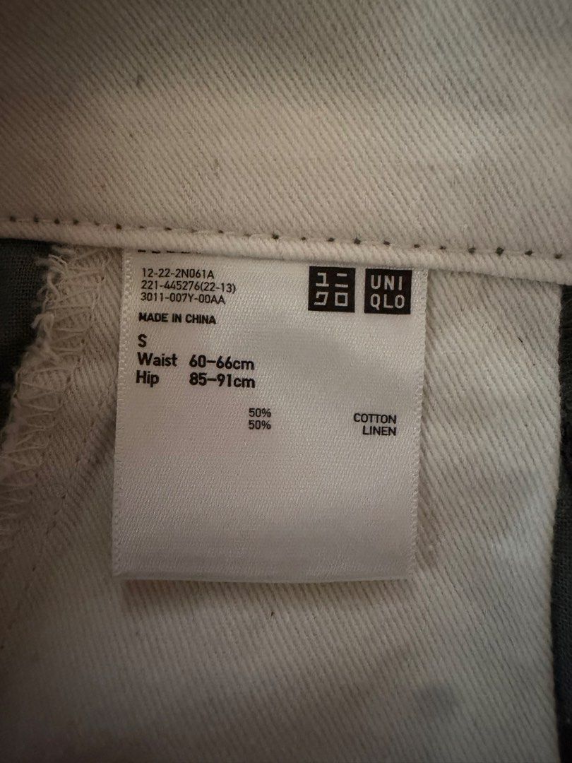 Uniqlo Cotton Linen Tapered Pants Size S (Category: Trousers) located in Calamba. Submitted by xnikkidg (Listing ID 1470449708, Image 2). Description: - Brand: Uniqlo - Color: Green - Material: Lightweight & breathable cotton-linen blend - Size: S (Fits waist 60-66 cm, hips 85-91 cm) - Waistband: Elastic at the back with front zipper and button closure - Features: Convenient deep front pockets - Condition/Style: Great for casual everyday wear on 